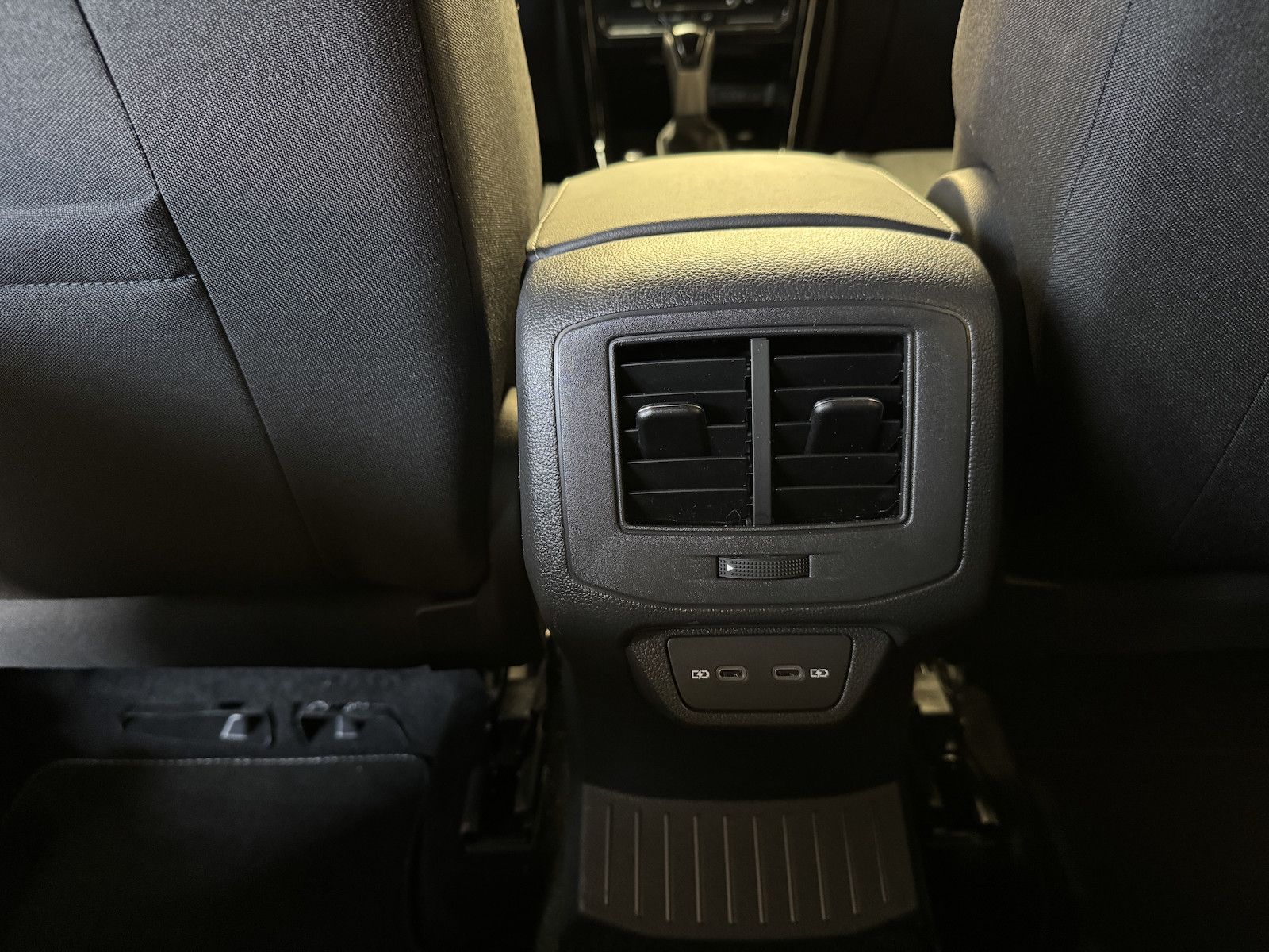 Fahrzeugabbildung Volkswagen T-Roc 1.5 DSG R-Line/Black/1.Hd/Spur/Park/Ahk