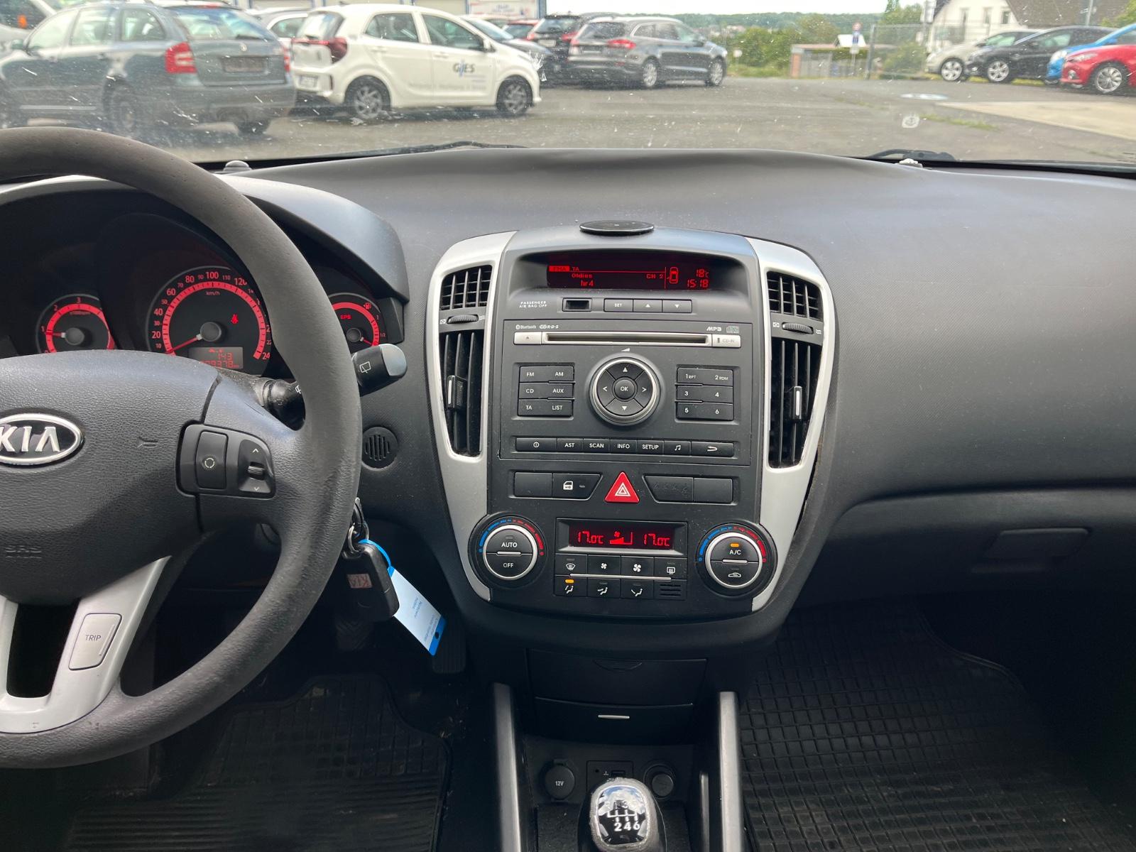 Kia cee'd 2010 — photo 19