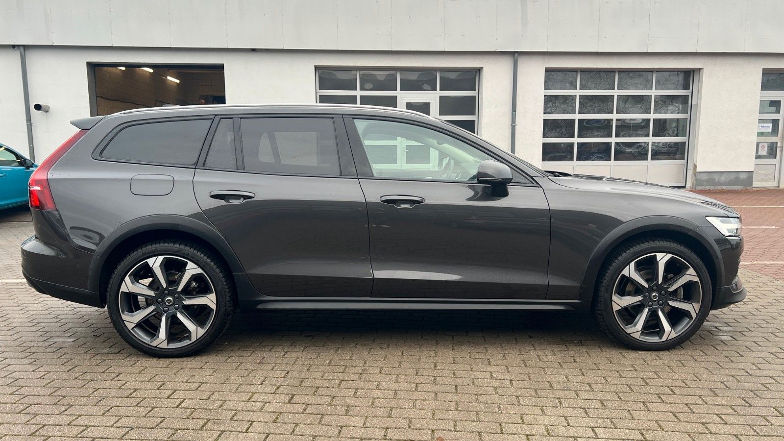 Fahrzeugabbildung Volvo V60 B4 CC Ultimate AWD*B&W*360°*SH*Massage*