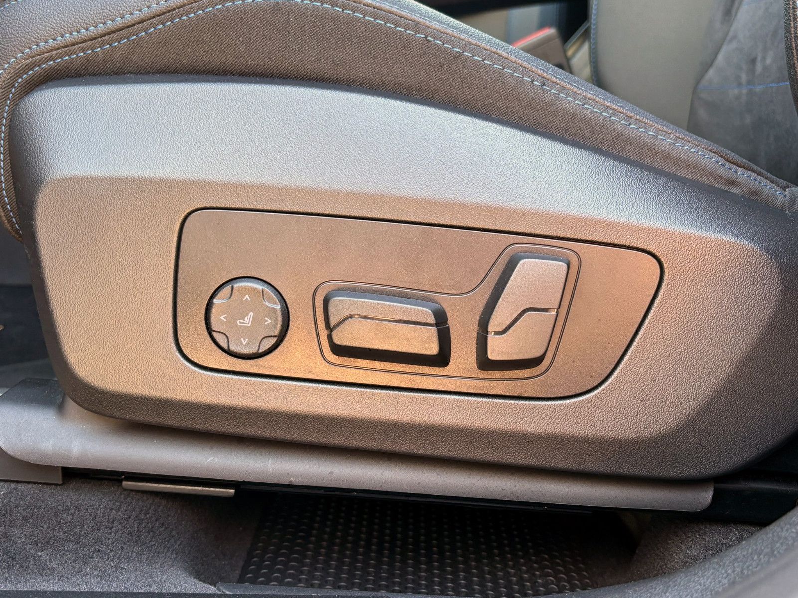 Fahrzeugabbildung BMW X1 xDrive23i M-Sport 360° LED H&K ACC HUD LED BT
