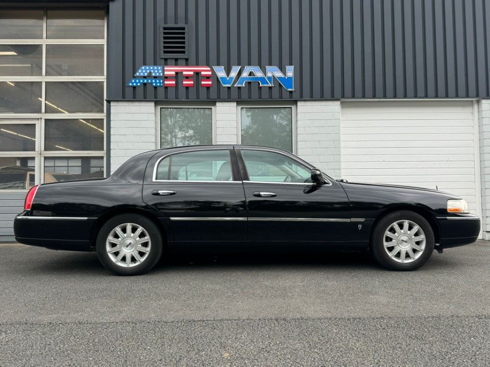 Fahrzeugabbildung Lincoln Town Car Signature Limited