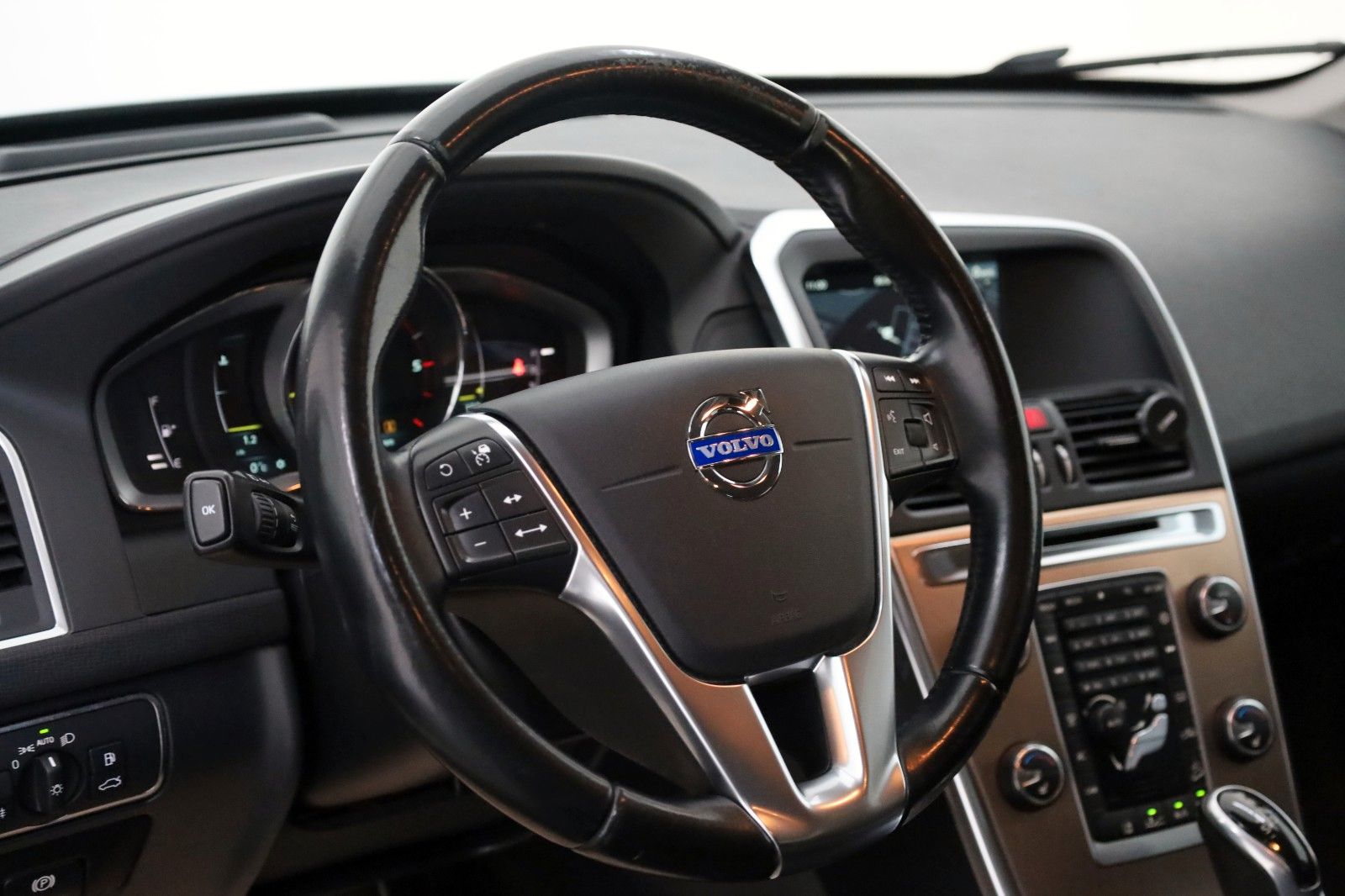 Fahrzeugabbildung Volvo XC60 D5 Momentum AWD Navi,Xenon,Kamera,SH,PDC