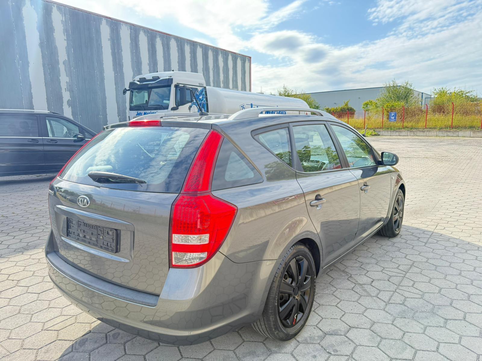 Kia cee'd 2011 — photo 10