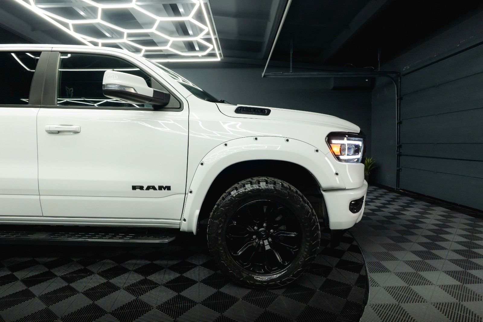 Fahrzeugabbildung Dodge RAM 5.7 V8 HEMI 4x4 OFFROAD Night-Paket *LED*