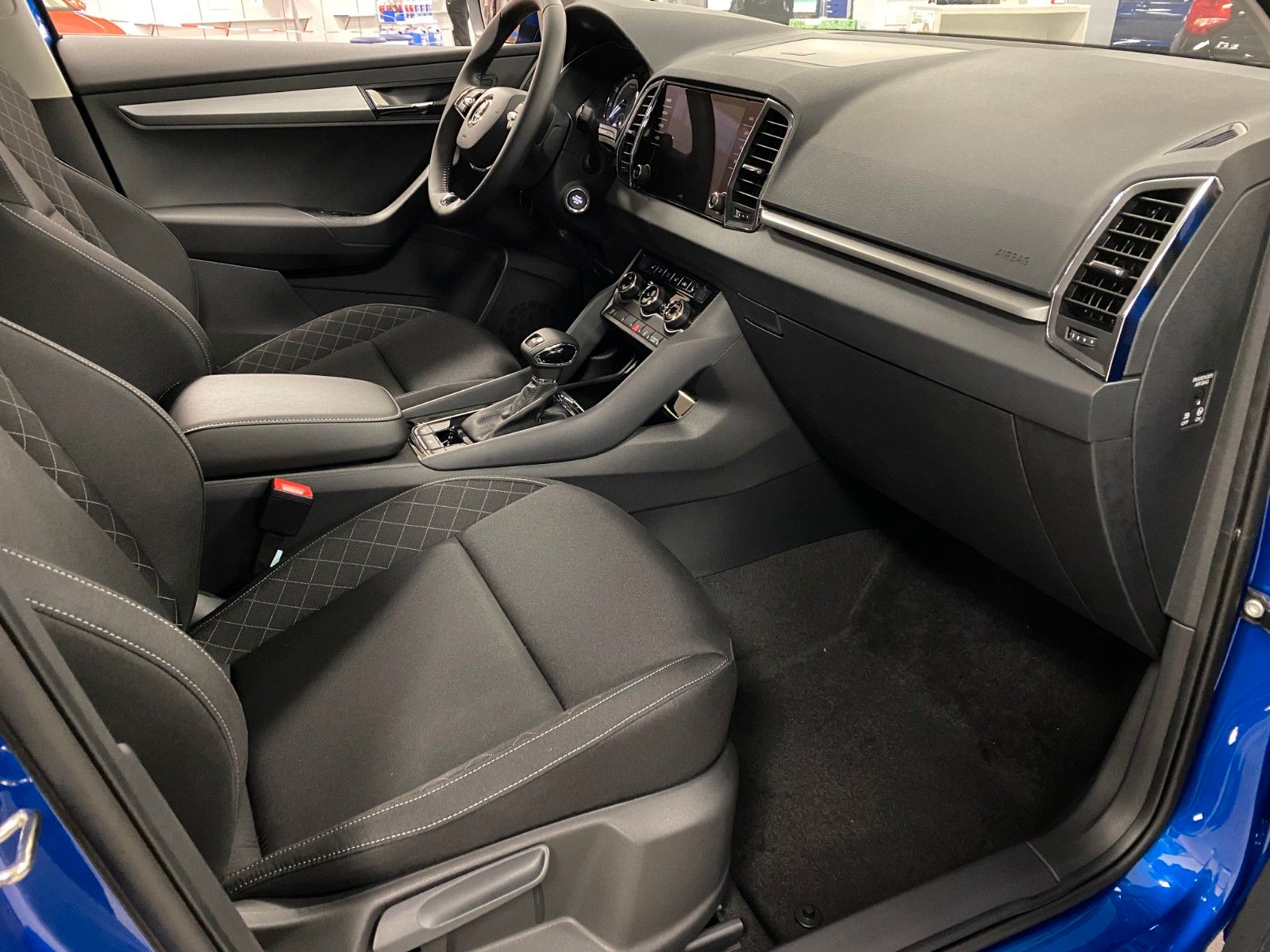 Fahrzeugabbildung SKODA KAROQ 1.5l TSI ACT DSG AMBITION+APP+SPRACHSTEU.