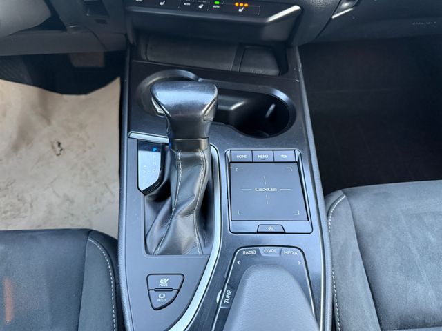 Lexus UX 250 h Launch Edition