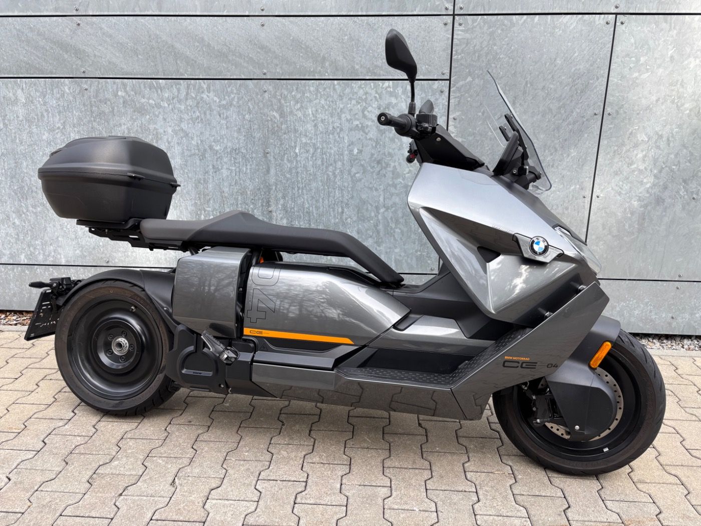 Fahrzeugabbildung BMW CE 04 Avantgarde mit Topcaseträger