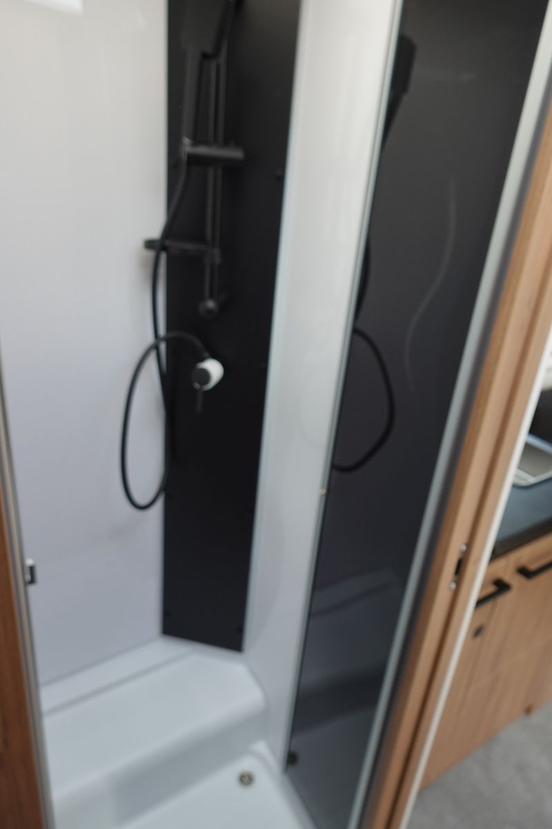 Fahrzeugabbildung Challenger 337 Graphite Edition m. Hubbett M27