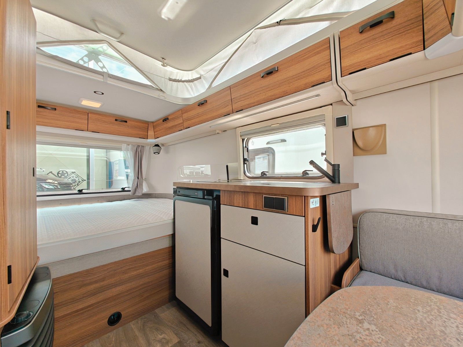 Fahrzeugabbildung HYMER / ERIBA / HYMERCAR Touring 310 Legend - Design, Heckklappe -