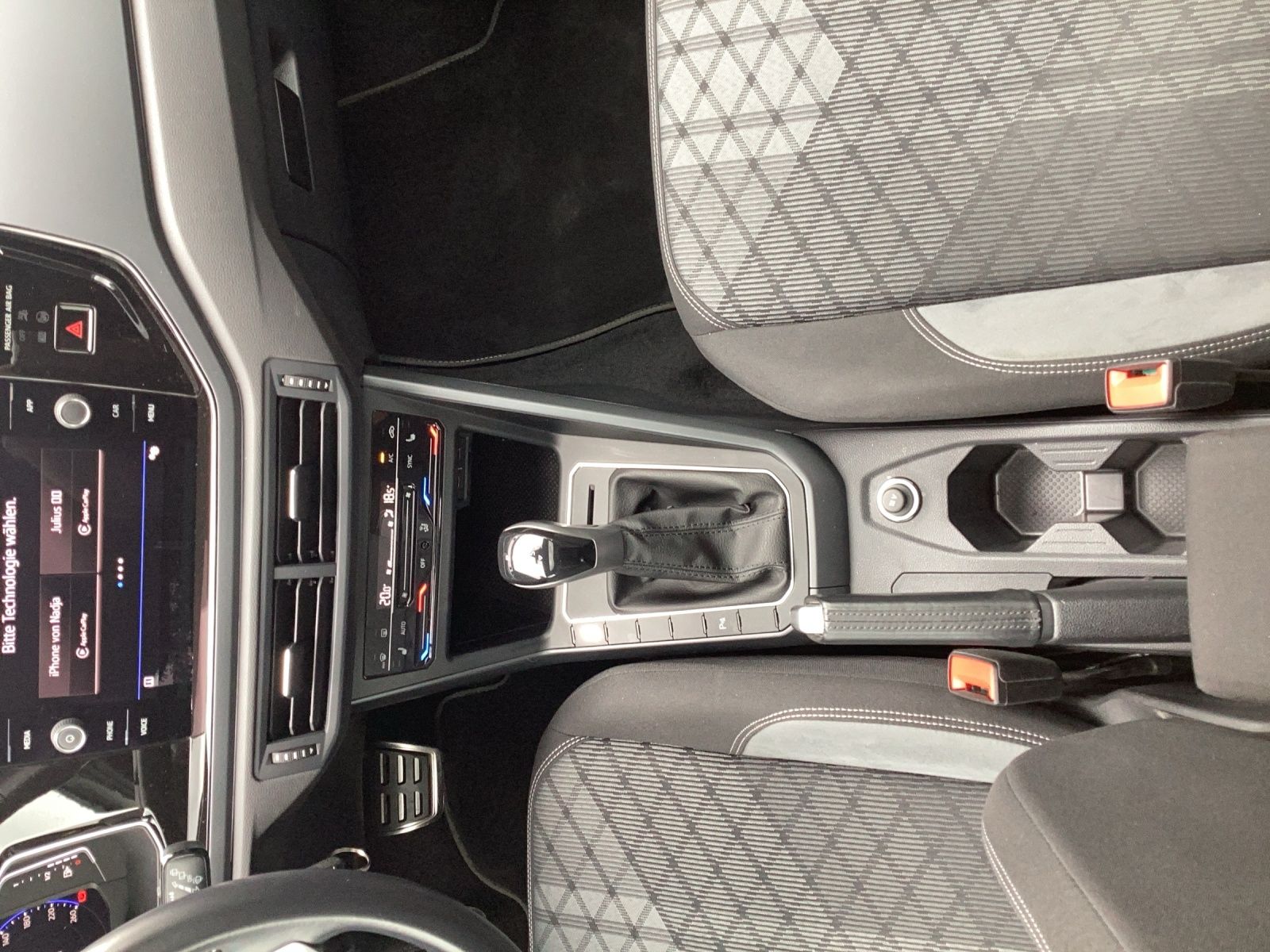 Fahrzeugabbildung Volkswagen Polo R-Line DSG MATRIX RFK PANO