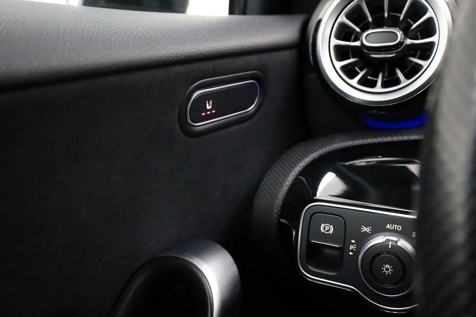 Fahrzeugabbildung Mercedes-Benz A 250 e lim. AMG Line,T.Leder,Navi,LED,ACC,Night
