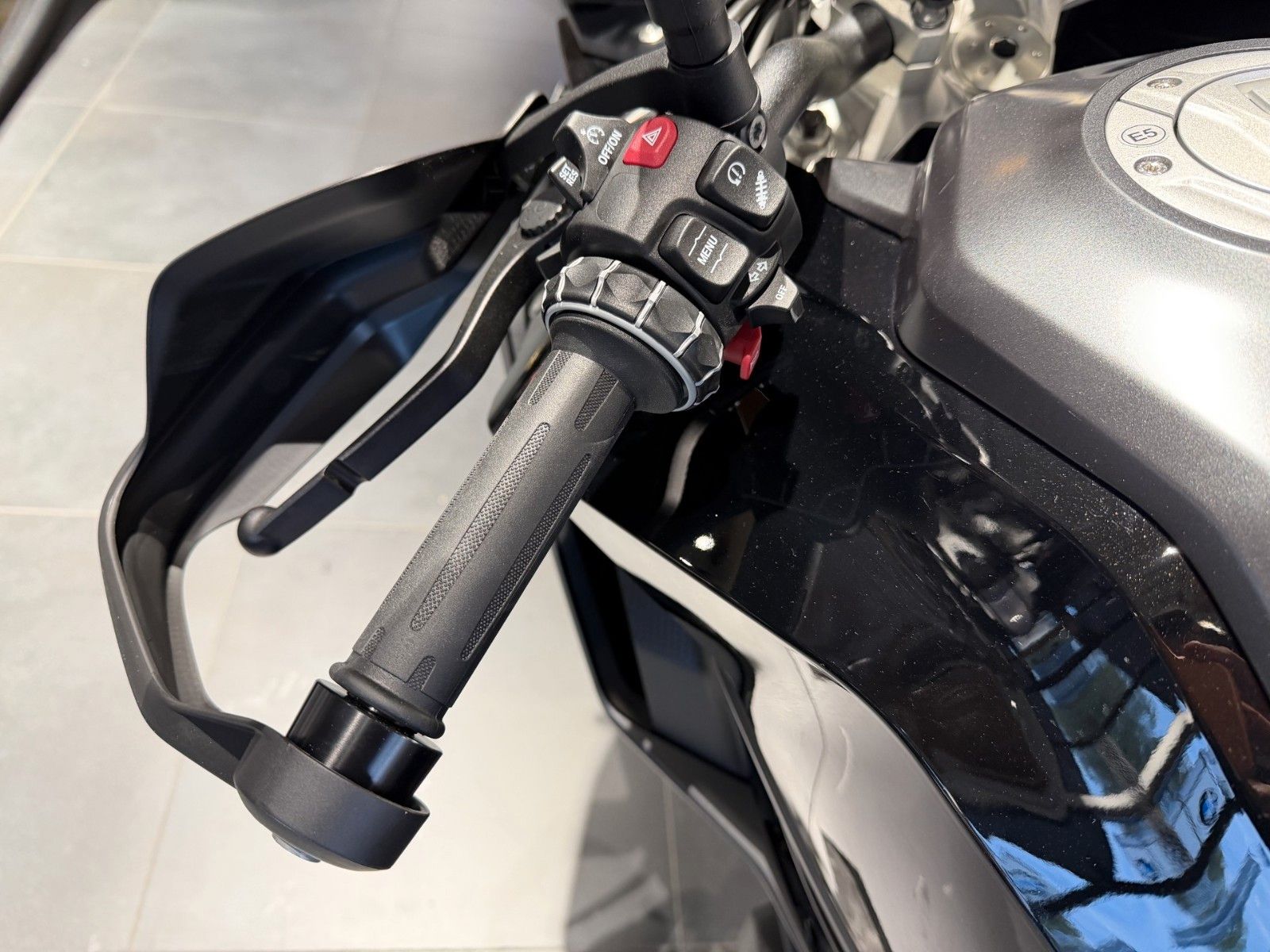 Fahrzeugabbildung BMW F 900 XR Triple Black 2 Pakete+ M-Kette/ Extras