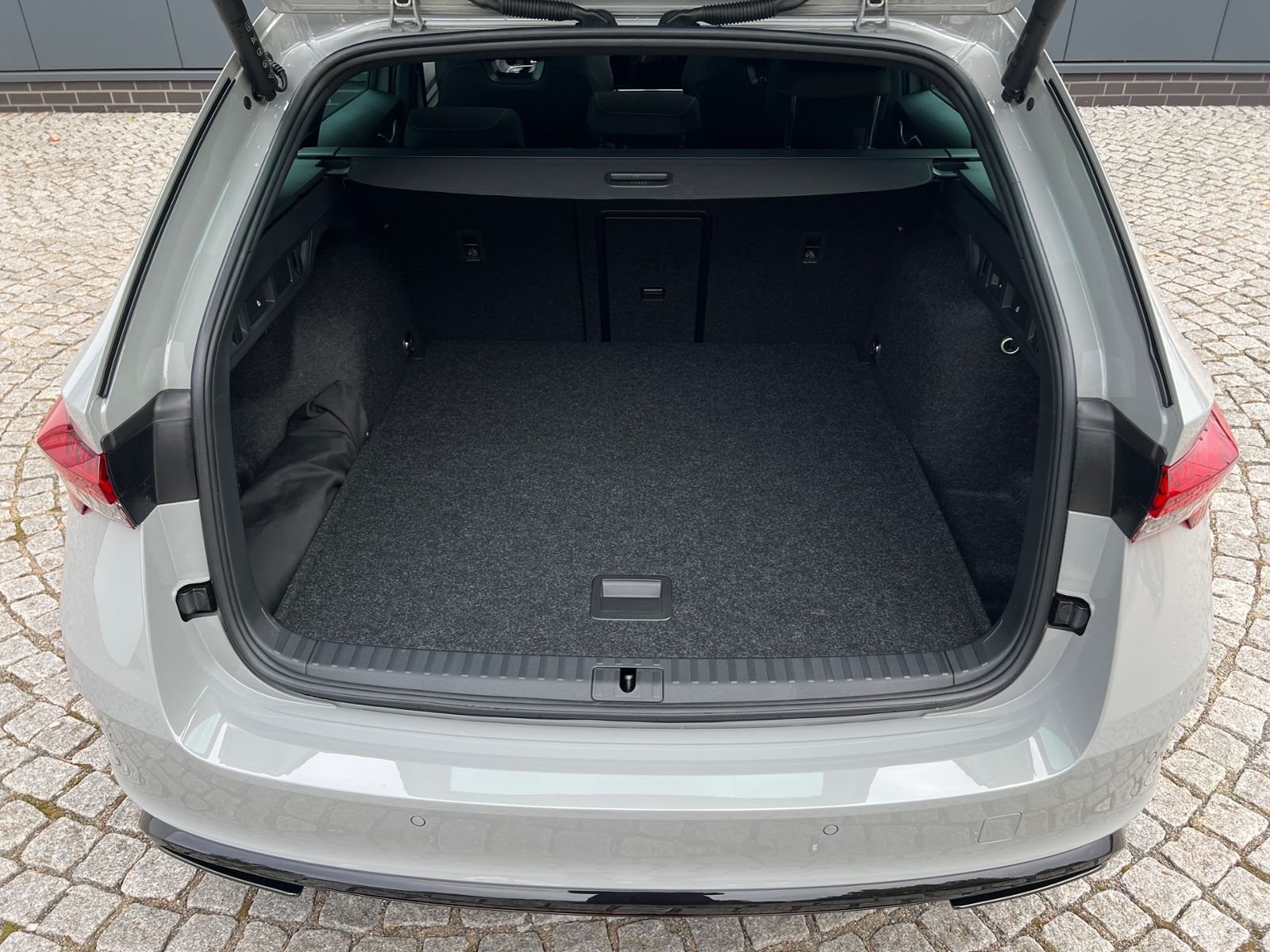 Fahrzeugabbildung SKODA Octavia Combi RS 2,0 TSI DSG *AHK, ACC, Matrix,