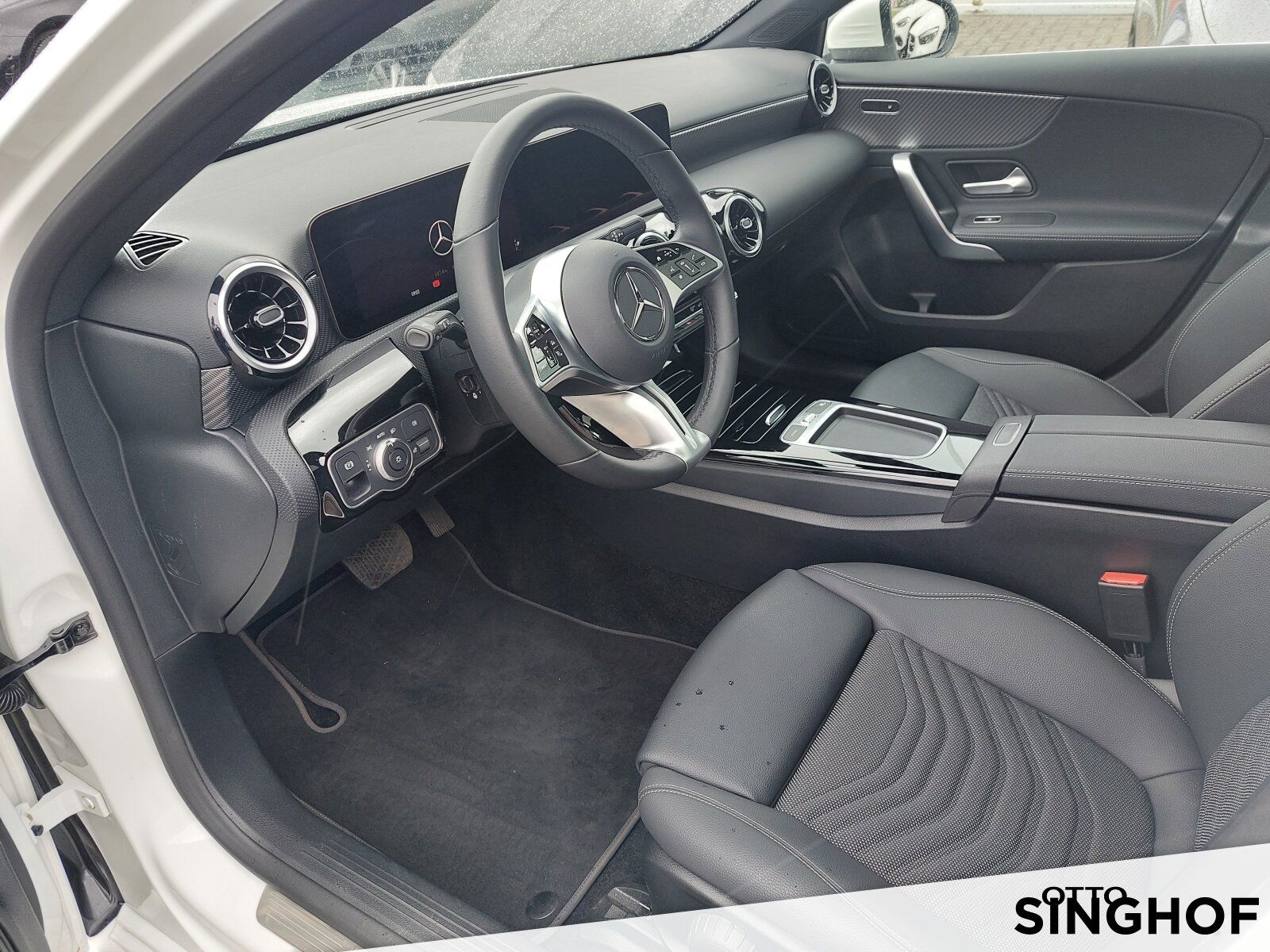 Fahrzeugabbildung Mercedes-Benz A 200 +Panodach+Standhzg+LED+Rü Kam+MBUX+Sitzhg