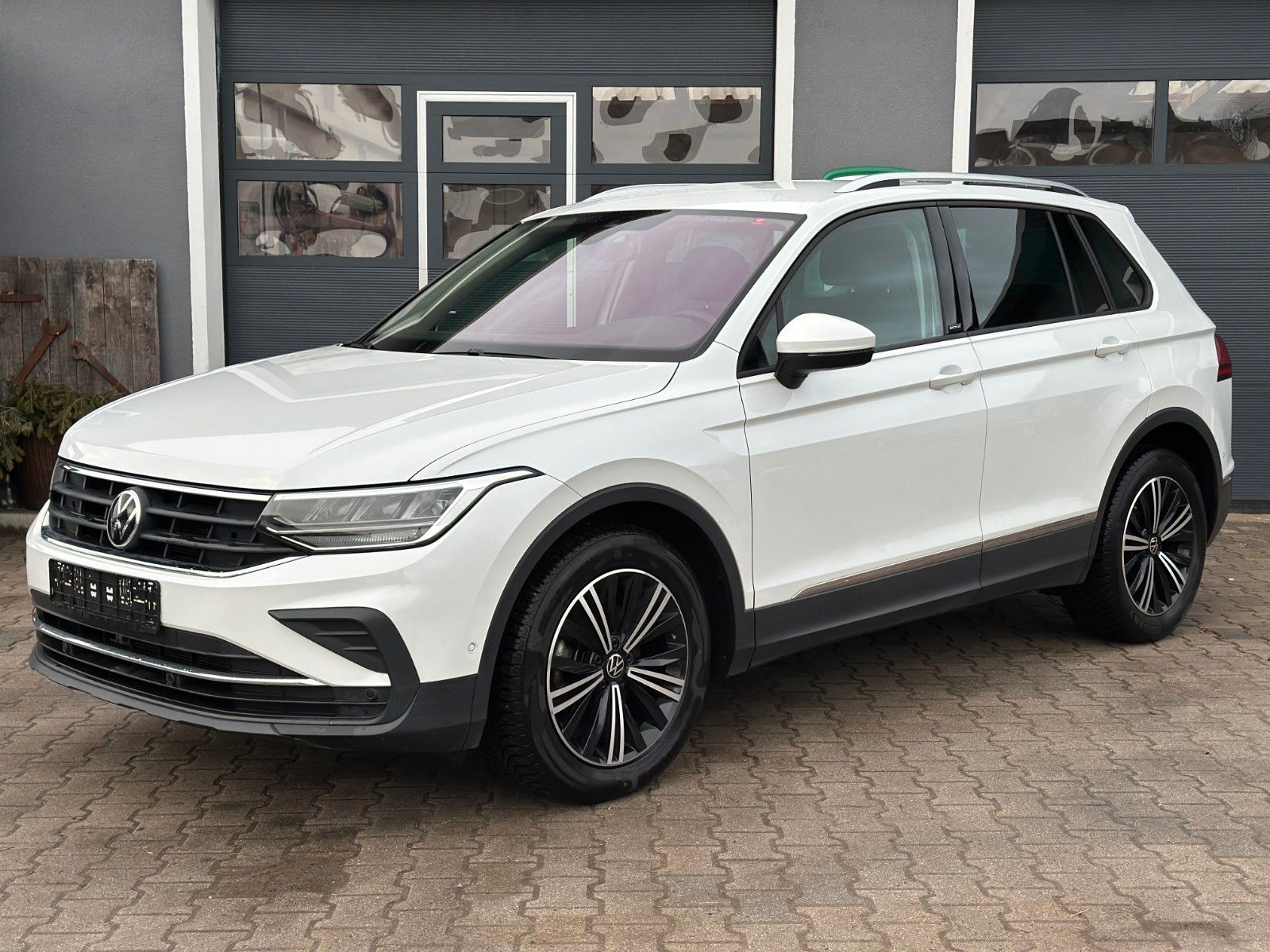 Volkswagen Tiguan - 1