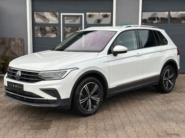 Volkswagen Tiguan - 1