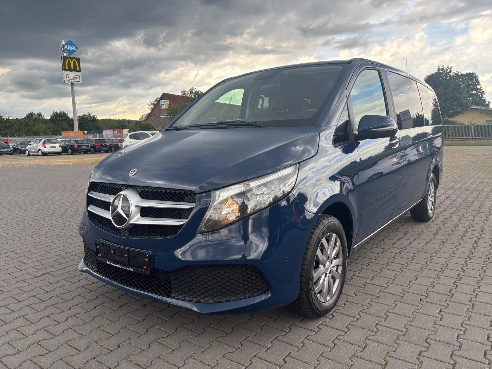 Fahrzeugabbildung Mercedes-Benz V 220 d LANG-AHK-NAV-PDC-SHZ-APP-TEMP.-DAB