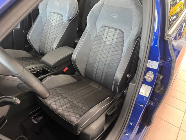 Fahrzeugabbildung Volkswagen Golf Variant VIII 1.5 TSI R-LINE AHK PANO MATRIX
