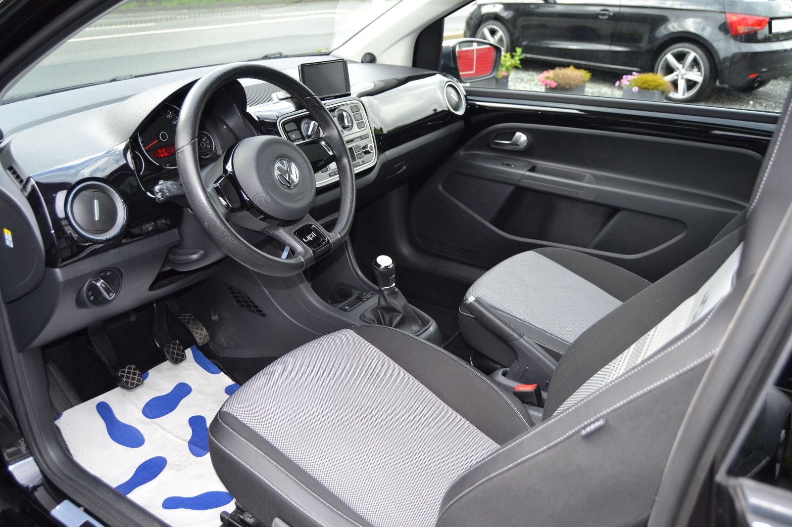 Fahrzeugabbildung Volkswagen up! black up!/Panoramadach/Klima/Navi