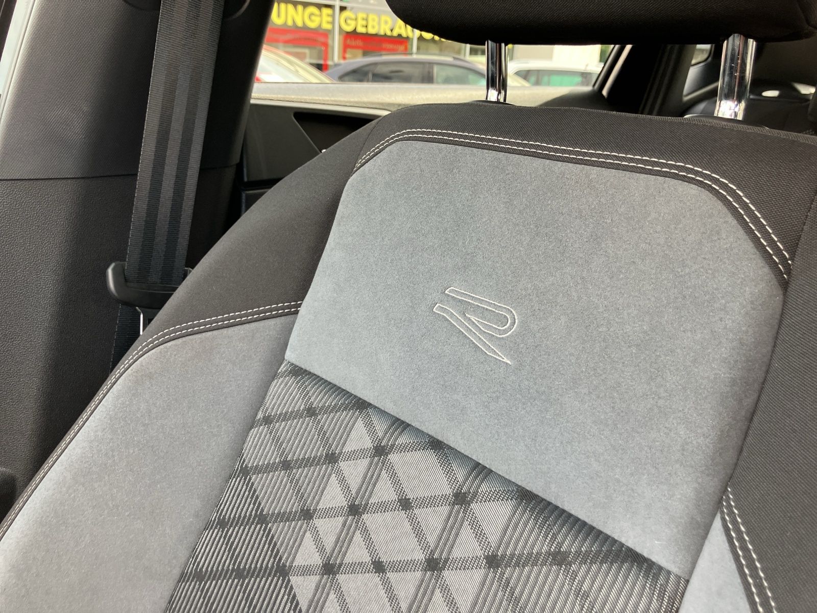Fahrzeugabbildung Volkswagen Polo TSI R-line DSG Matrix AID RFK SH LM