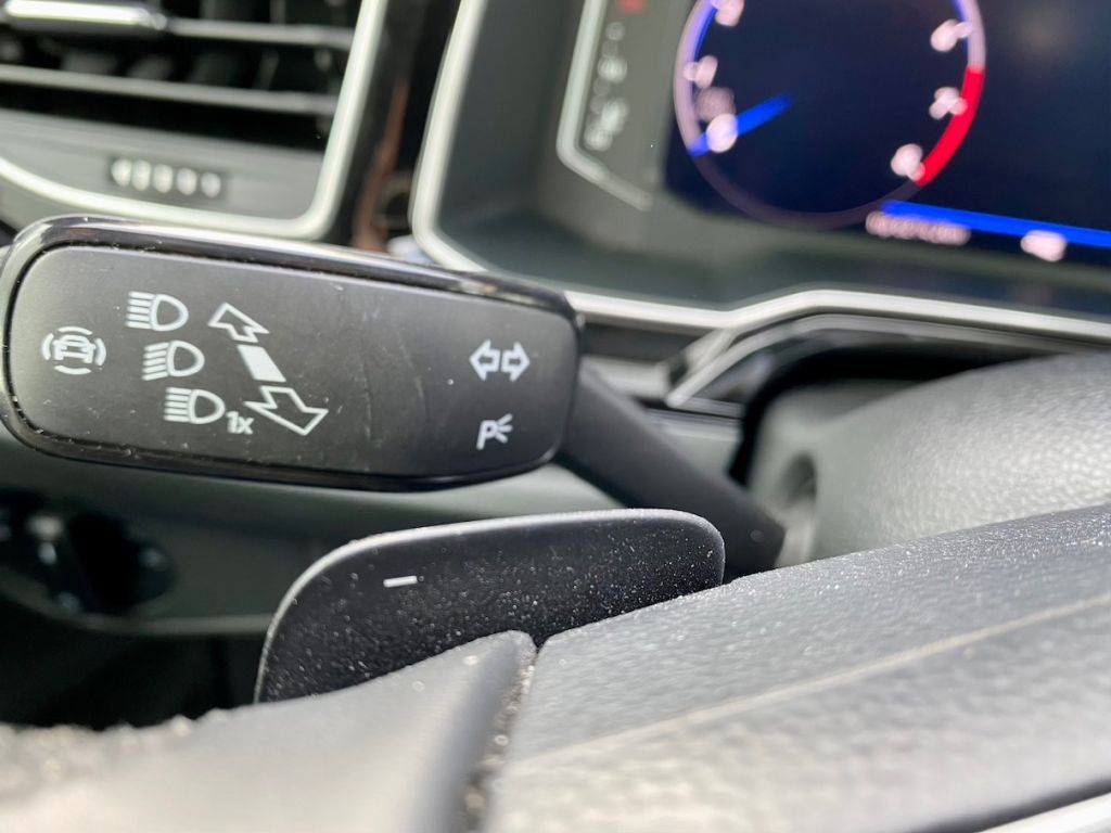 Fahrzeugabbildung Volkswagen Taigo 1.5 DSG R-Line AAC SHZ GJR KAMERA