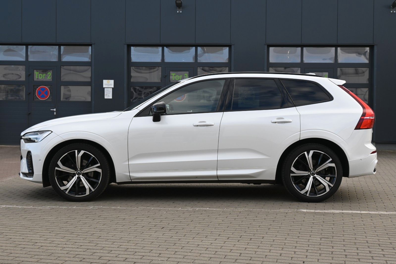 Fahrzeugabbildung Volvo XC60 B4 Ultimate Dark AWD*LUFT*360°*SDTHZG*LED