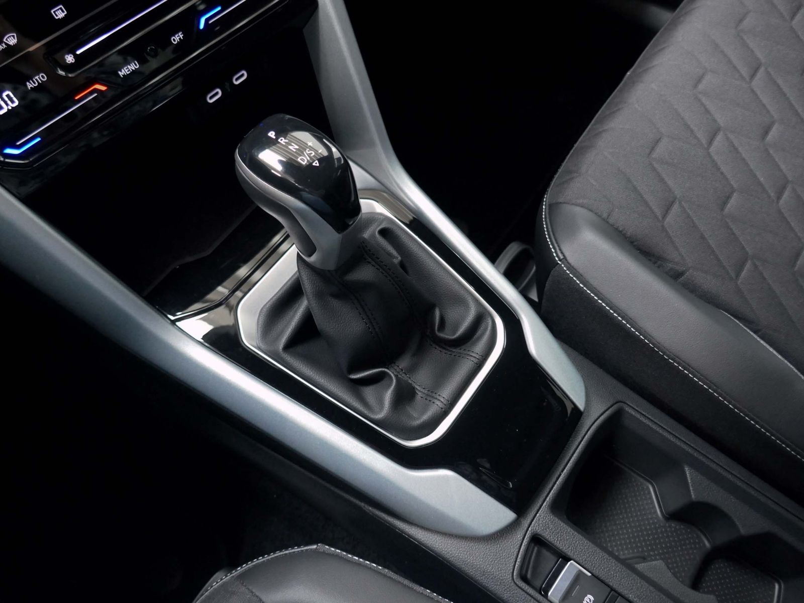 Fahrzeugabbildung Volkswagen T-Roc GOAL 1.5 TSI DSG | LED AHK RFK ACC