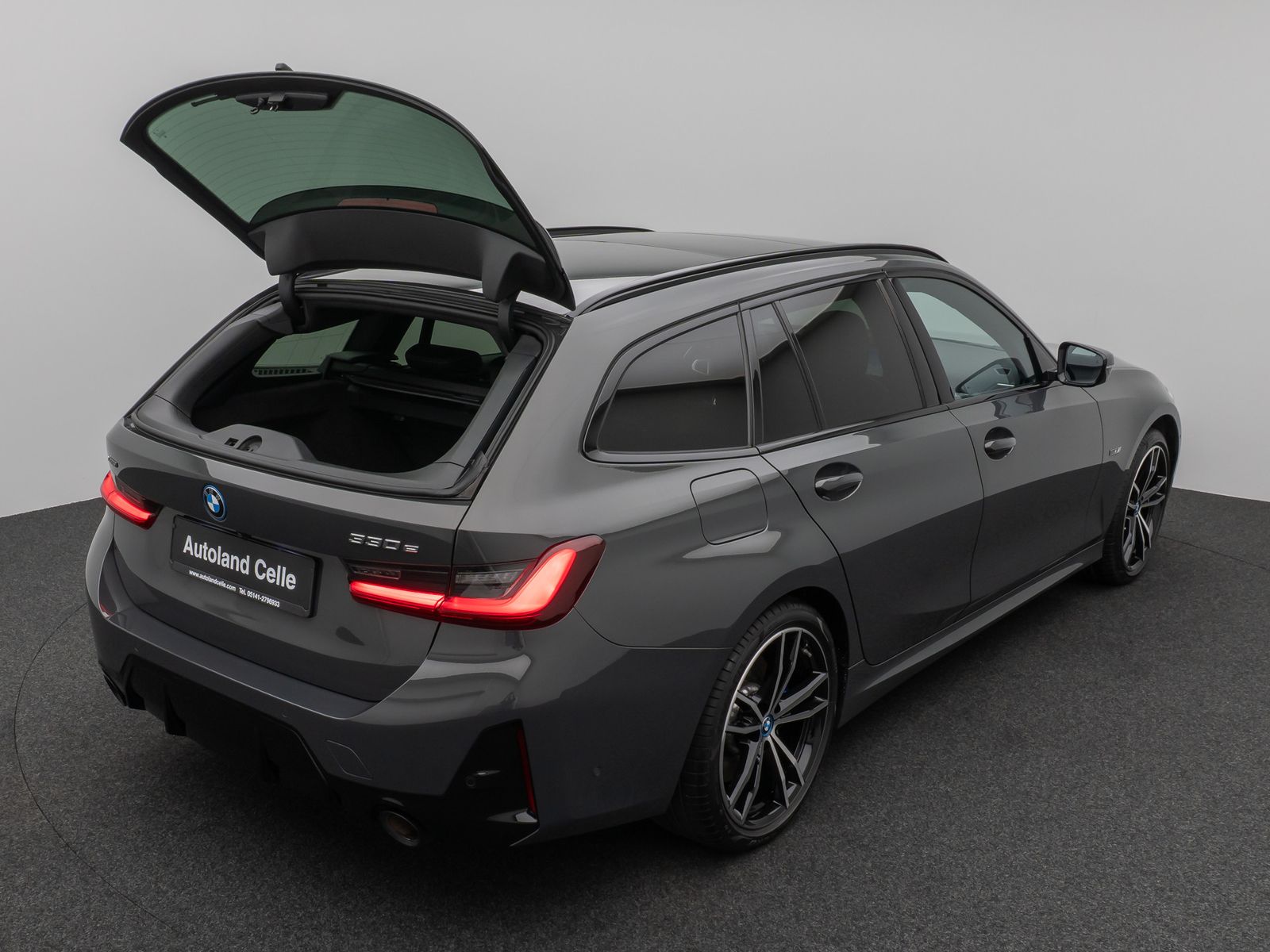 Fahrzeugabbildung BMW 330e xD M Sport Panorama Kamera HUD H/K AHK 19"