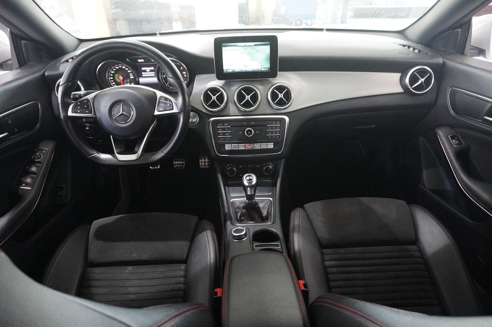 Fahrzeugabbildung Mercedes-Benz CLA 180 COUPE AMG LINE NAVI/LED/SPORT/TEMP./AMG