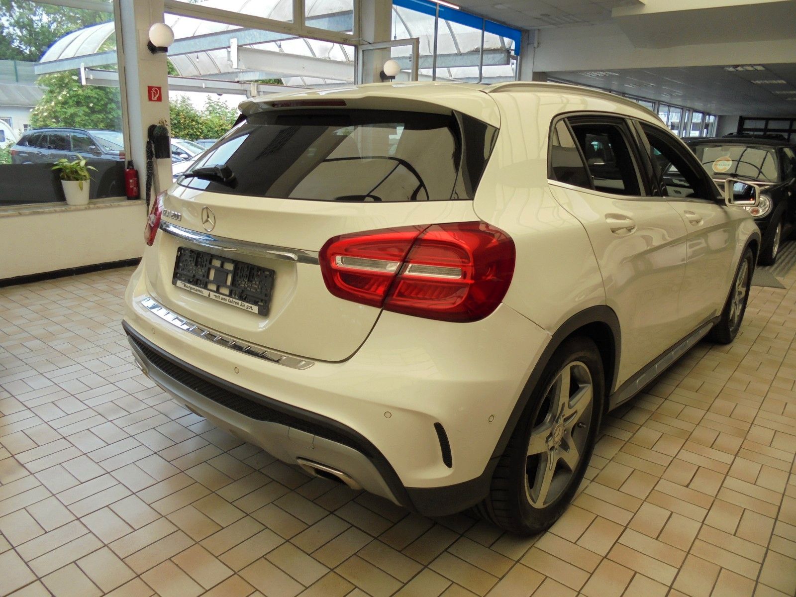 Fahrzeugabbildung Mercedes-Benz GLA 200 Aut./AMG Line/Panorama/Navi/