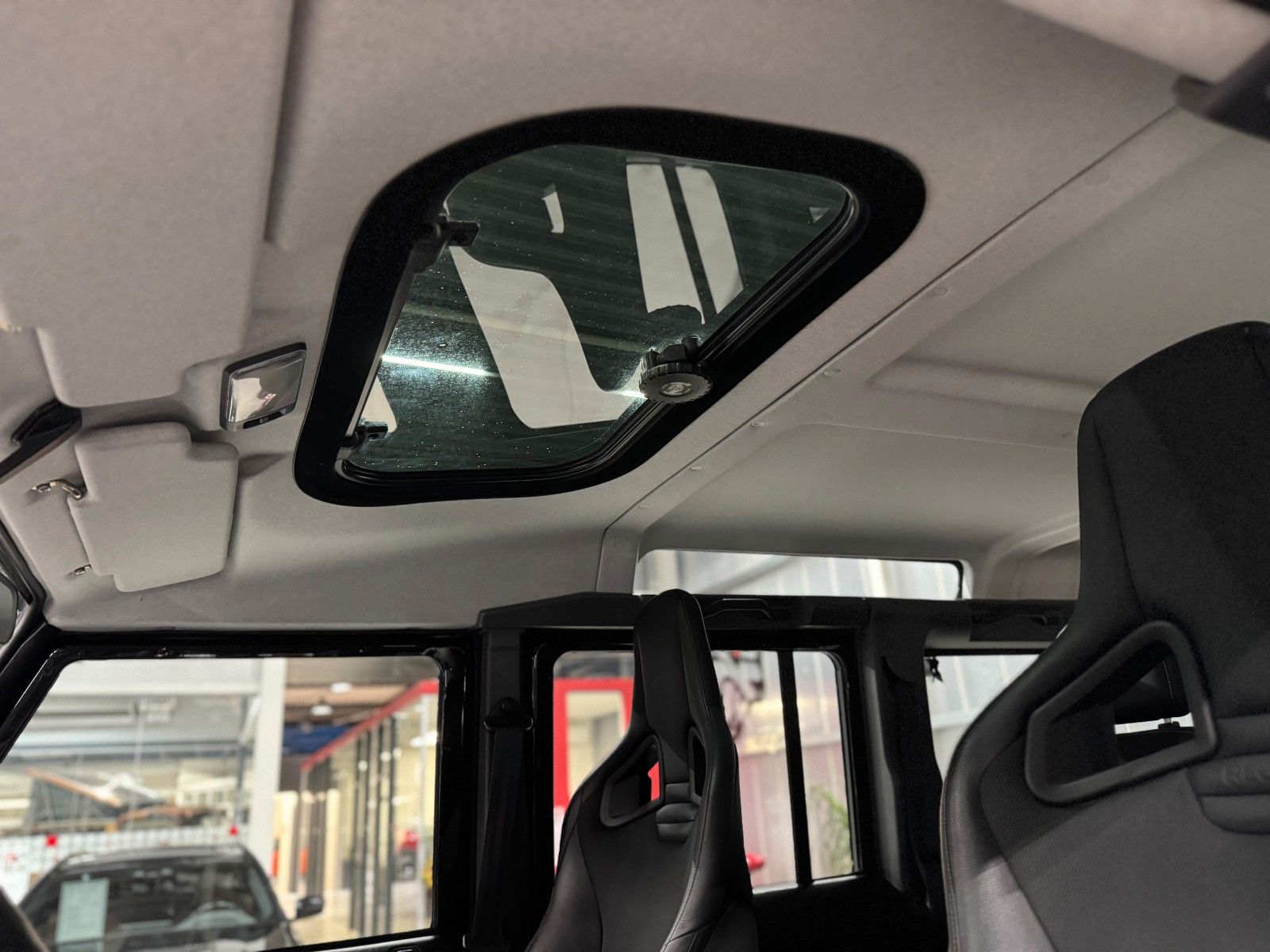 Fahrzeugabbildung Land Rover Defender 110 SE Station Wagon "Maxi-UMBAU"
