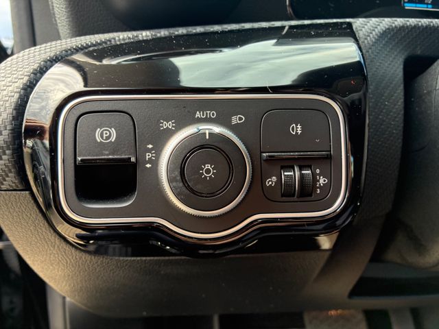 Fahrzeugabbildung Mercedes-Benz CLA 180 Lim >AUT/NAV/LED/Teilleder<