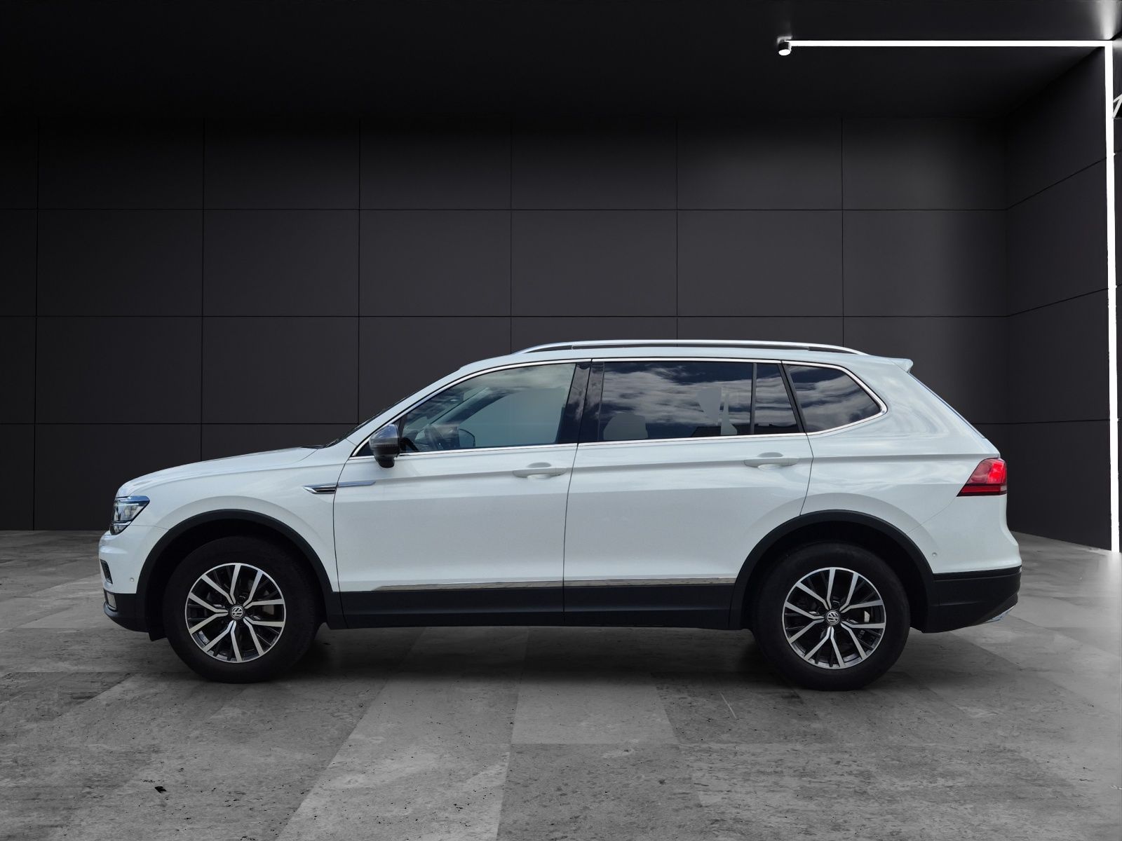 Fahrzeugabbildung Volkswagen Tiguan Allspace TSI Comfortline DSG LED Navi AID