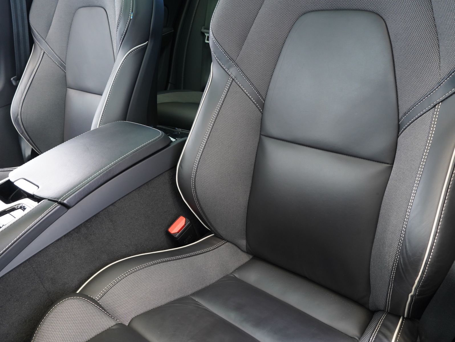 Fahrzeugabbildung Volvo V60 T6 AWD Recharge Plug-In R Design INTELLISAFE