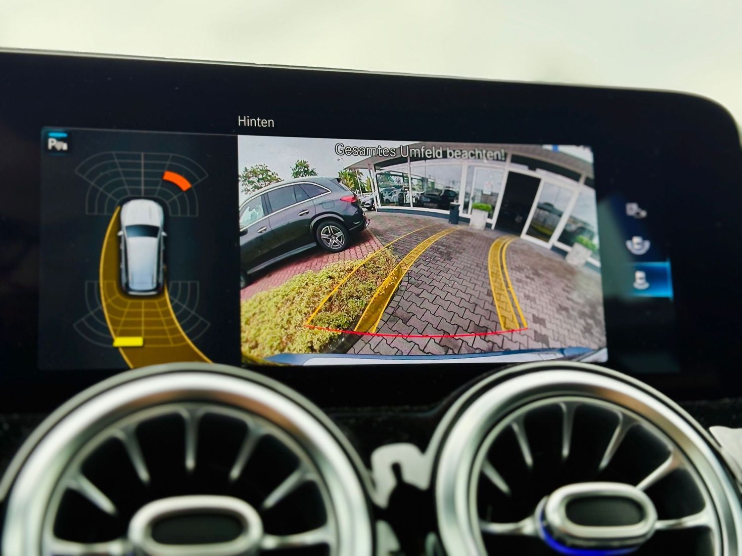 Fahrzeugabbildung Mercedes-Benz GLB 250 4M AMG, Autom., Multibeam, PTS, RFK, Nav