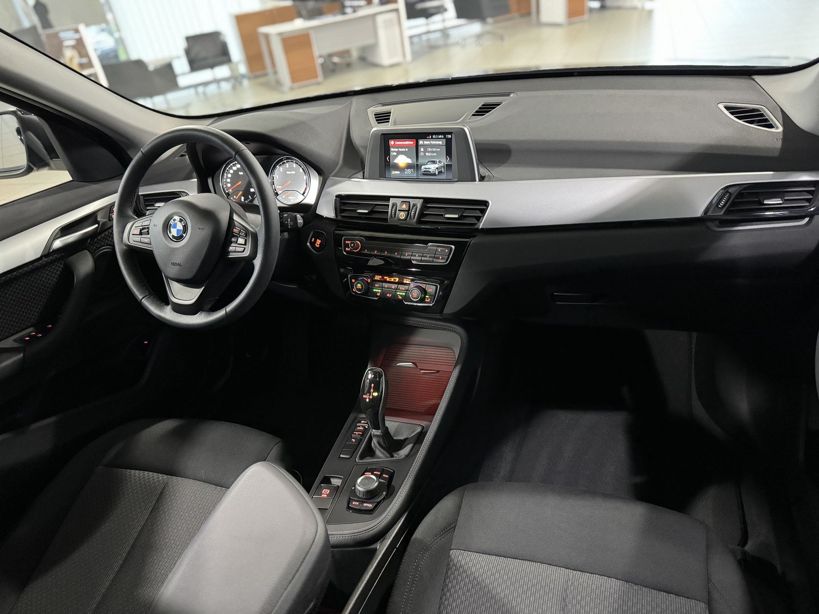 Fahrzeugabbildung BMW X1 sD20i DAB Parkassistent Geschwindigkeitsreg.