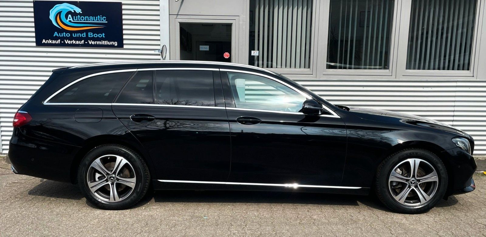 Fahrzeugabbildung Mercedes-Benz E 220T AUT. 4-MATIC NAVI CAM LED AHK 1.Hd