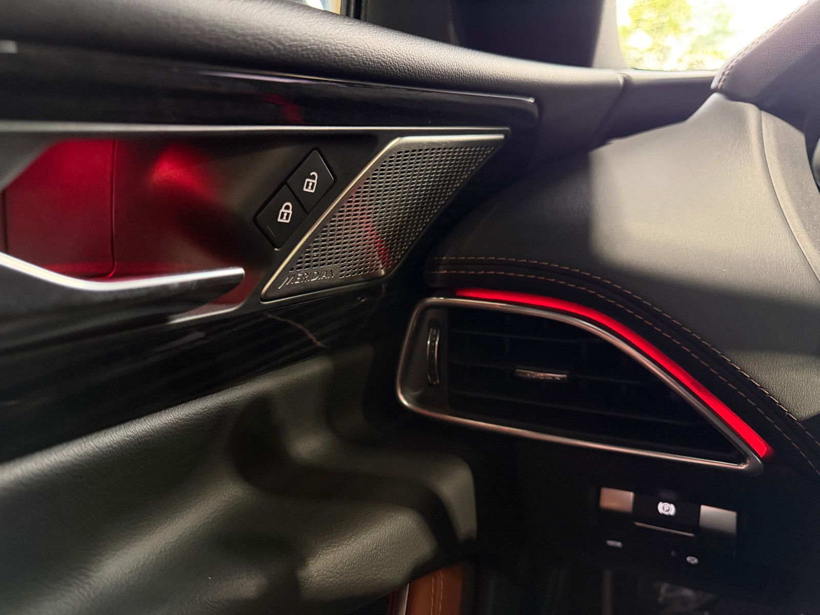 Fahrzeugabbildung Jaguar XE R-Dynamic Black/360°/NAVI/APPLE/SOUND/SHZ