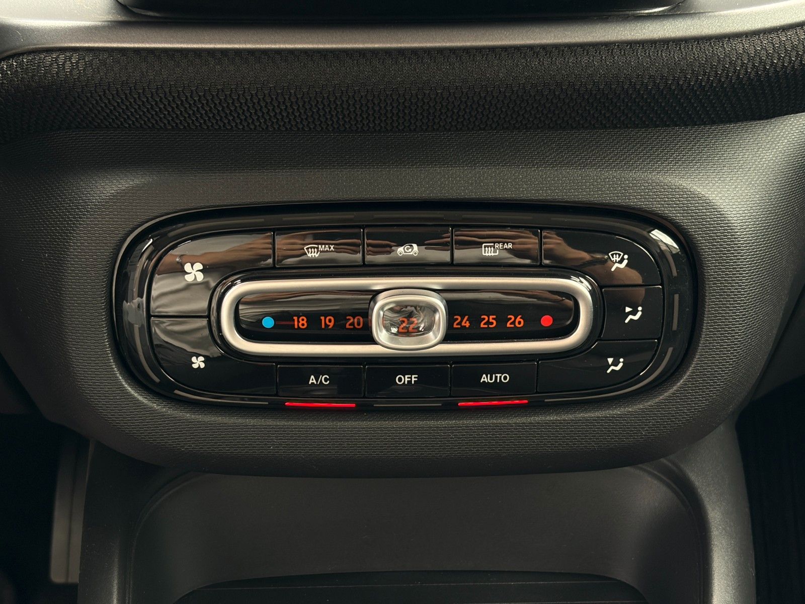 Fahrzeugabbildung Smart ForTwo Coupe EQ 60kW SHZ PDC Temp. Klima CarPlay
