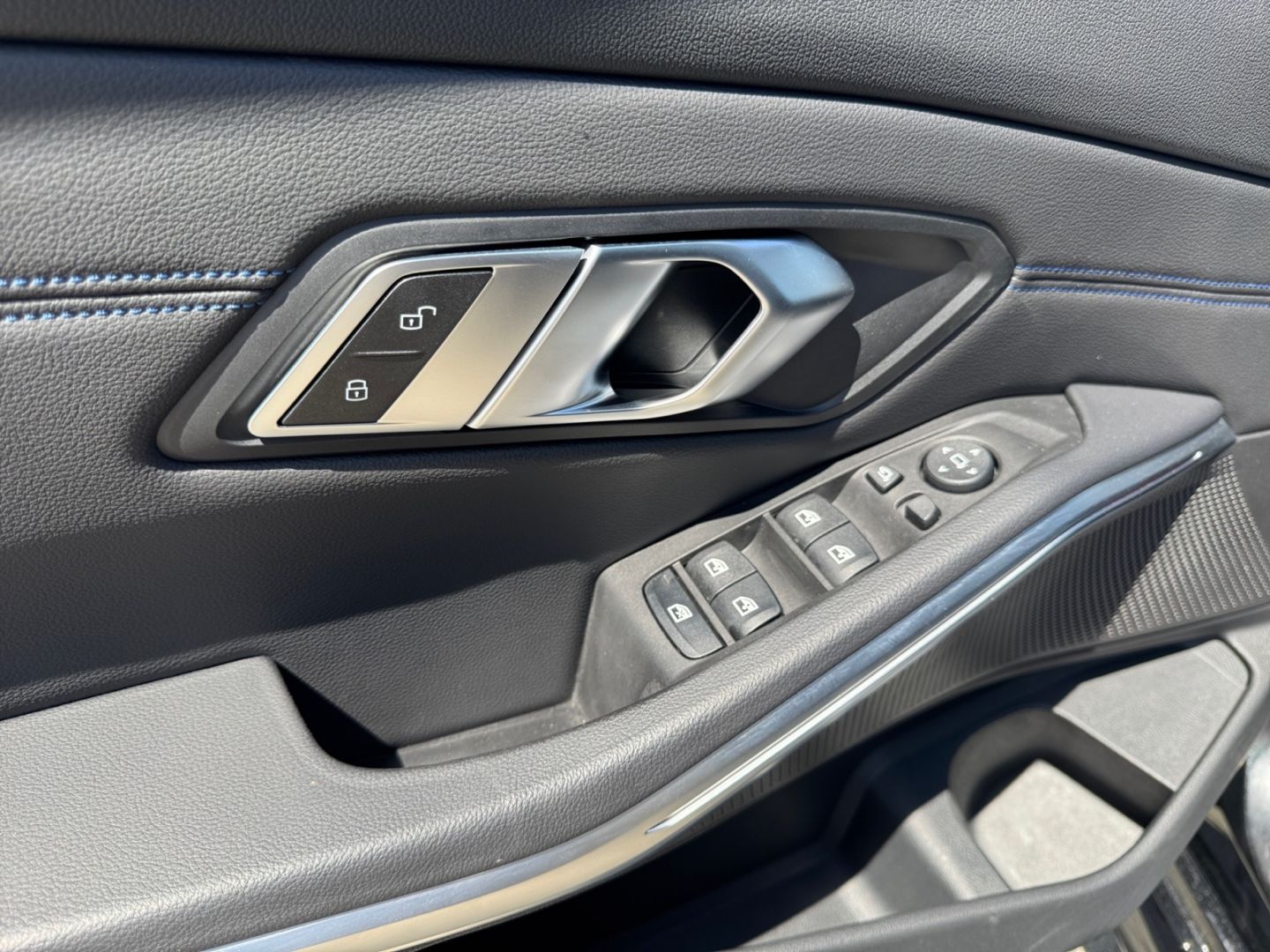 BMW 330 d M-Sport LED KLIMAAUTO NAVI SHZ PDC ALU 19' foto 10