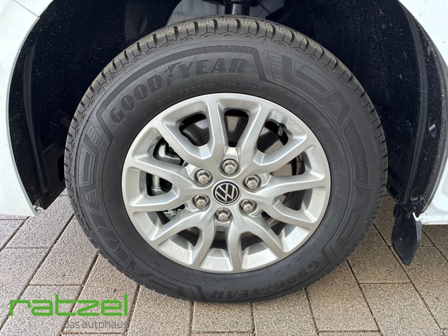 Fahrzeugabbildung Volkswagen T7 Caravelle e-Caravelle 9-Sitzer Life Navi+LED+