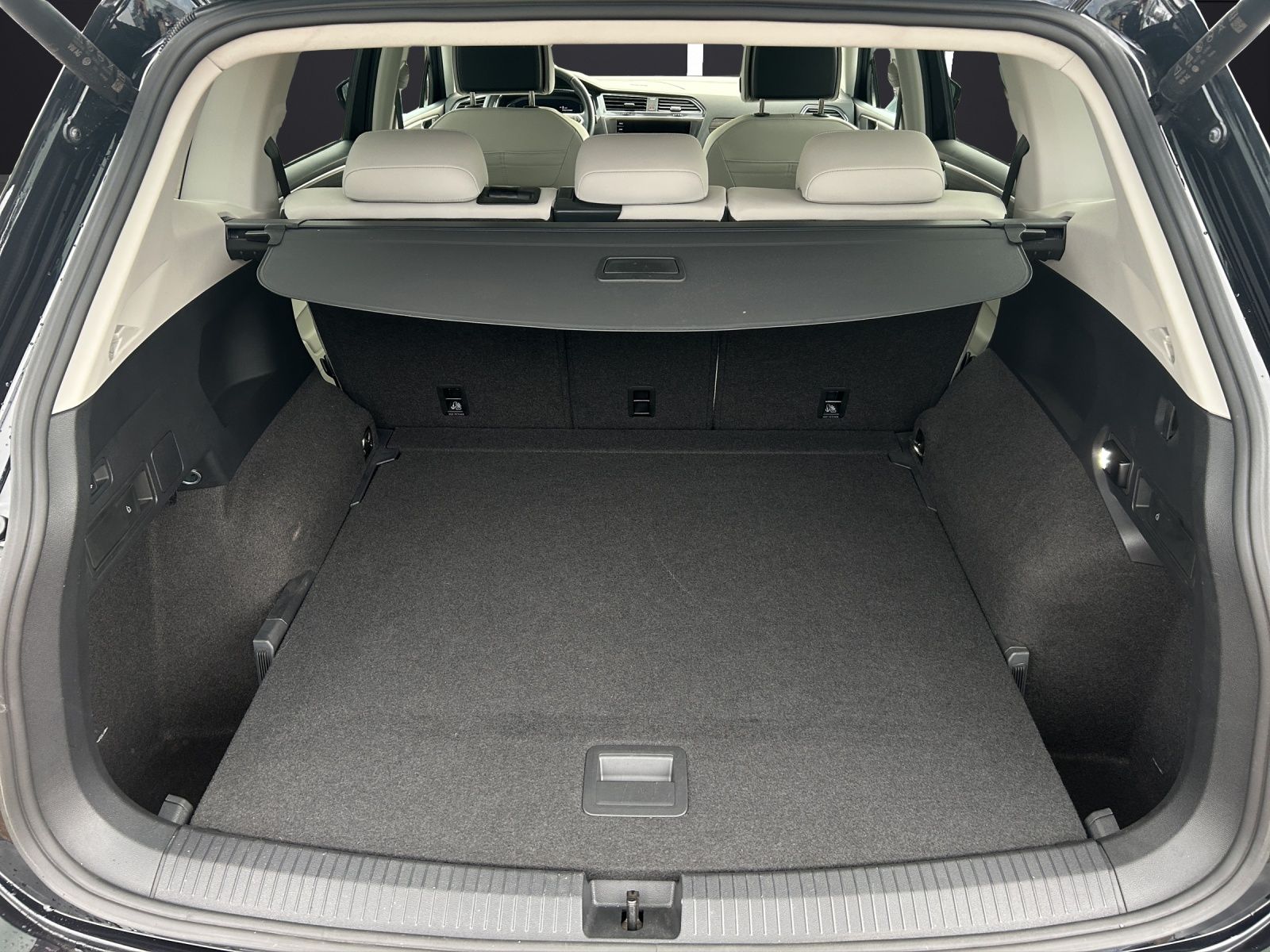 Fahrzeugabbildung Volkswagen Tiguan Allspace Elegance 4M TDI DSG IQ.Light ACC