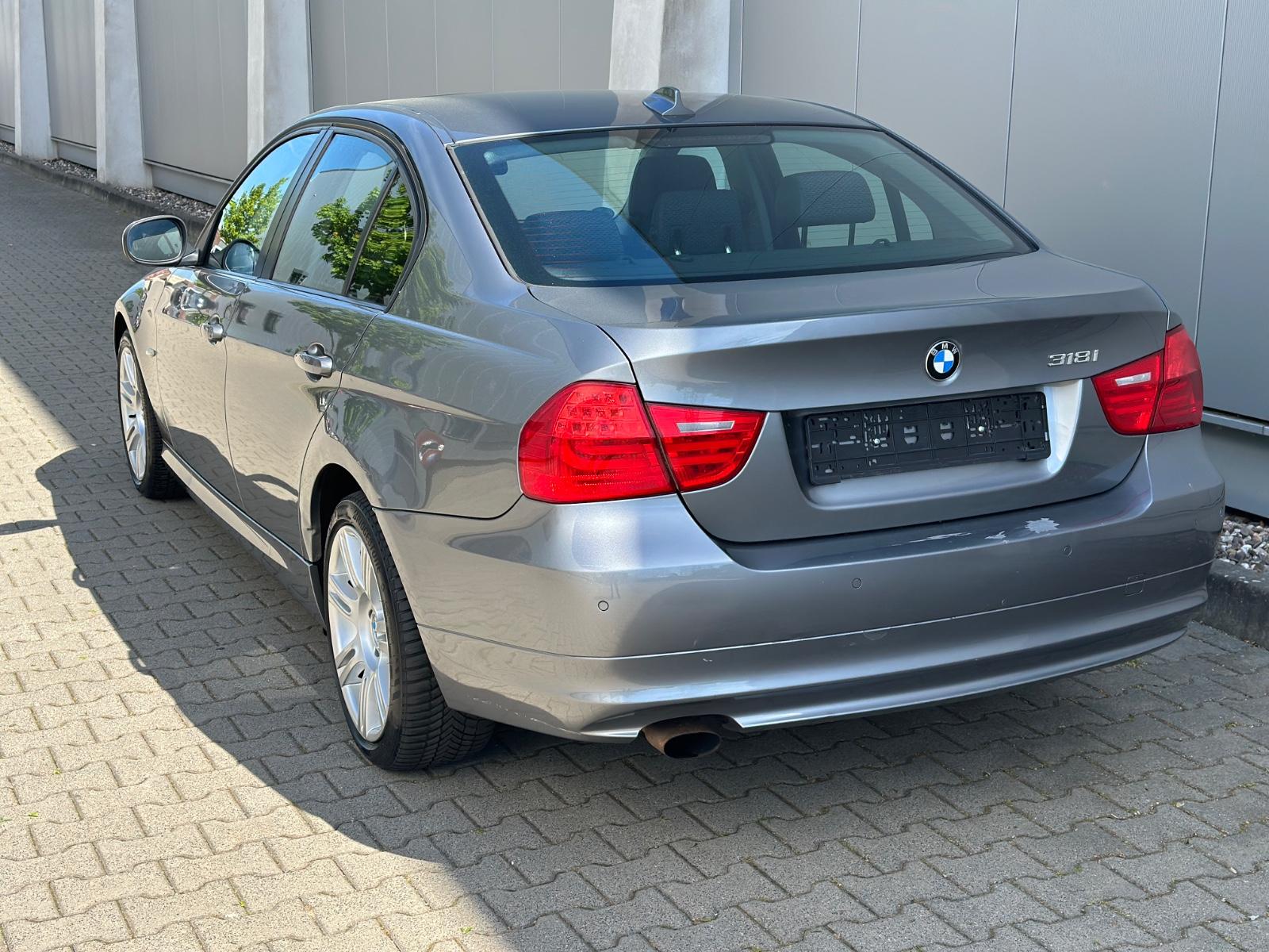 BMW Limousine 318i/Xenon/NaviProf/PDC/Tempomat/GlasD