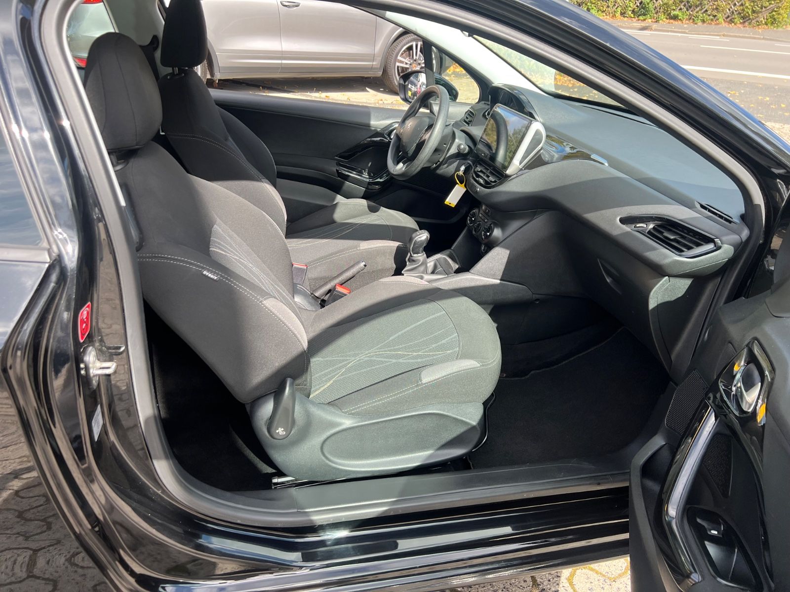 Fahrzeugabbildung Peugeot 208 Active *TÜV NEU