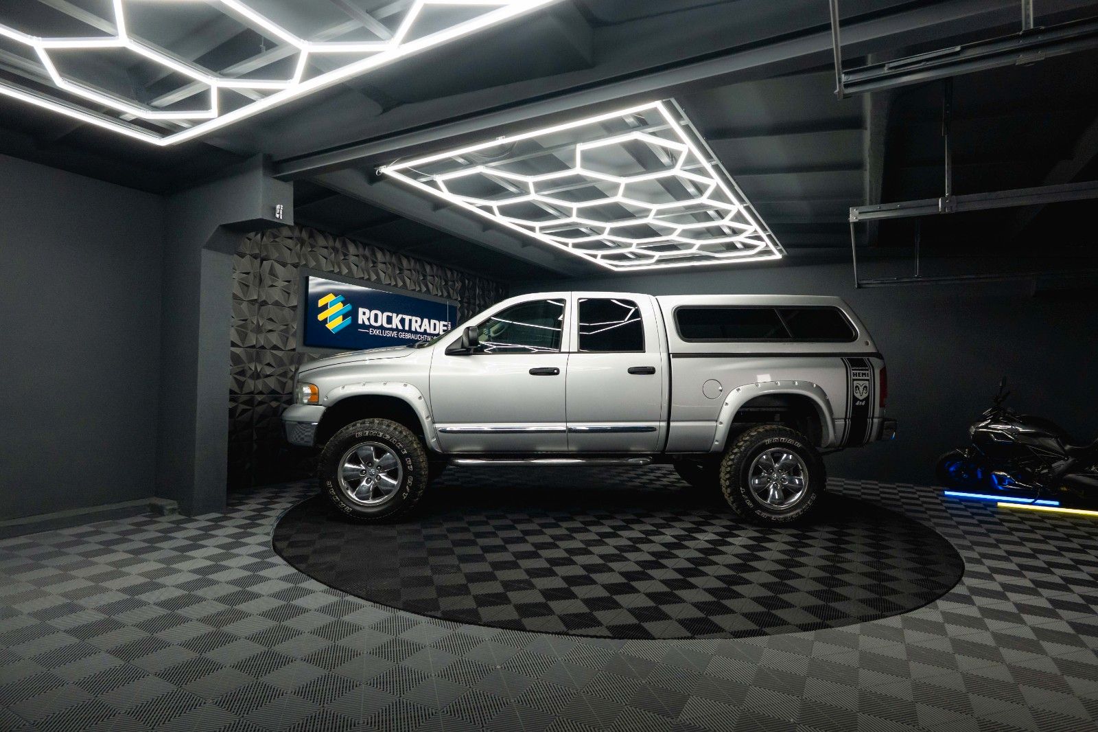 Fahrzeugabbildung Dodge RAM 5.7 V8 HEMI 4x4 OFFROAD MONSTERTRUCK LONGBED