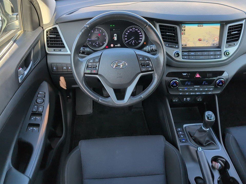 Fahrzeugabbildung Hyundai TUCSON 1.6T 4WD PREMIUM GARANTIE NAVI+KAM+4xSHZ+
