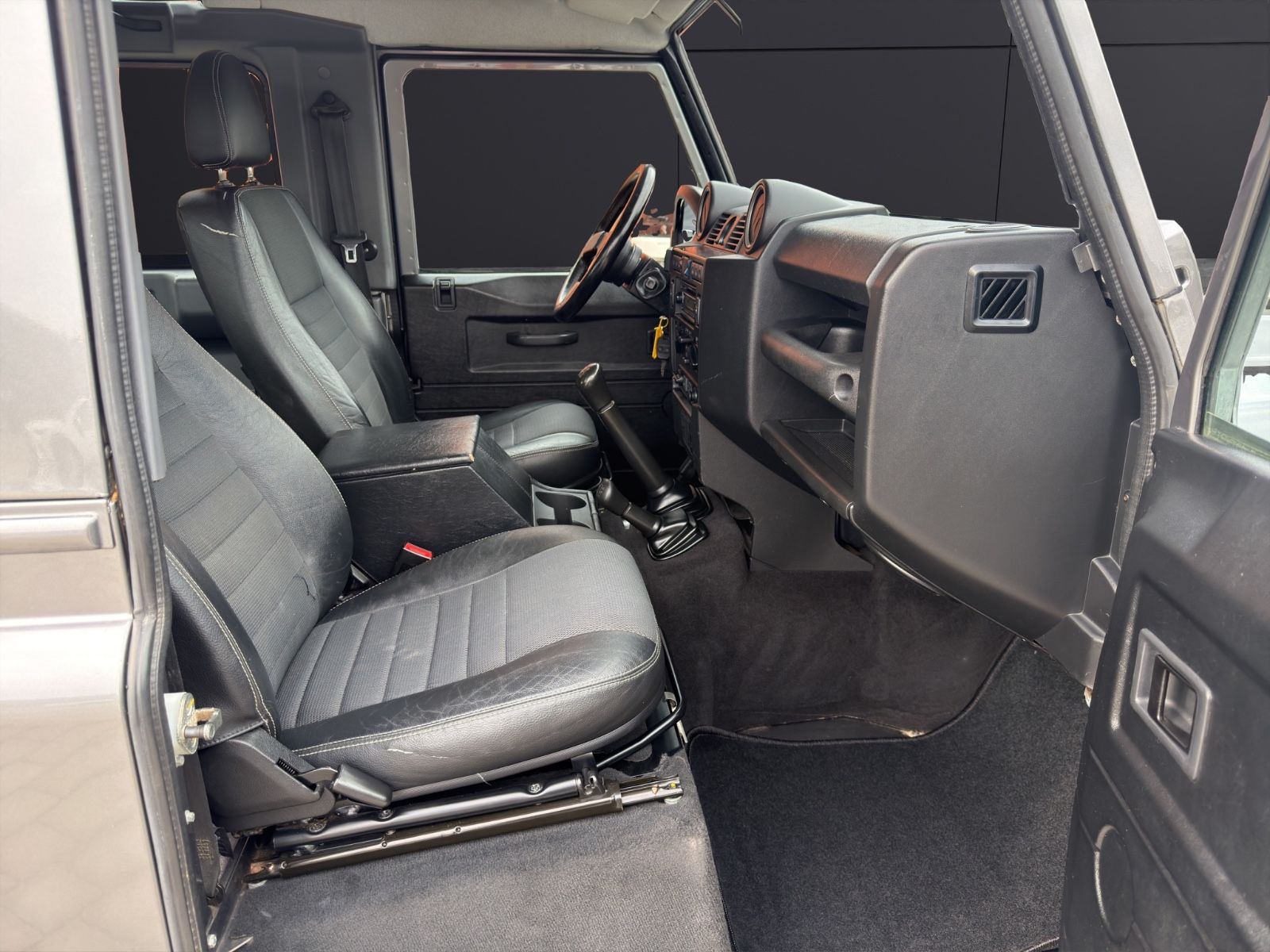 Fahrzeugabbildung Land Rover Defender 90 SE Station Wagon Seilwinde Klima