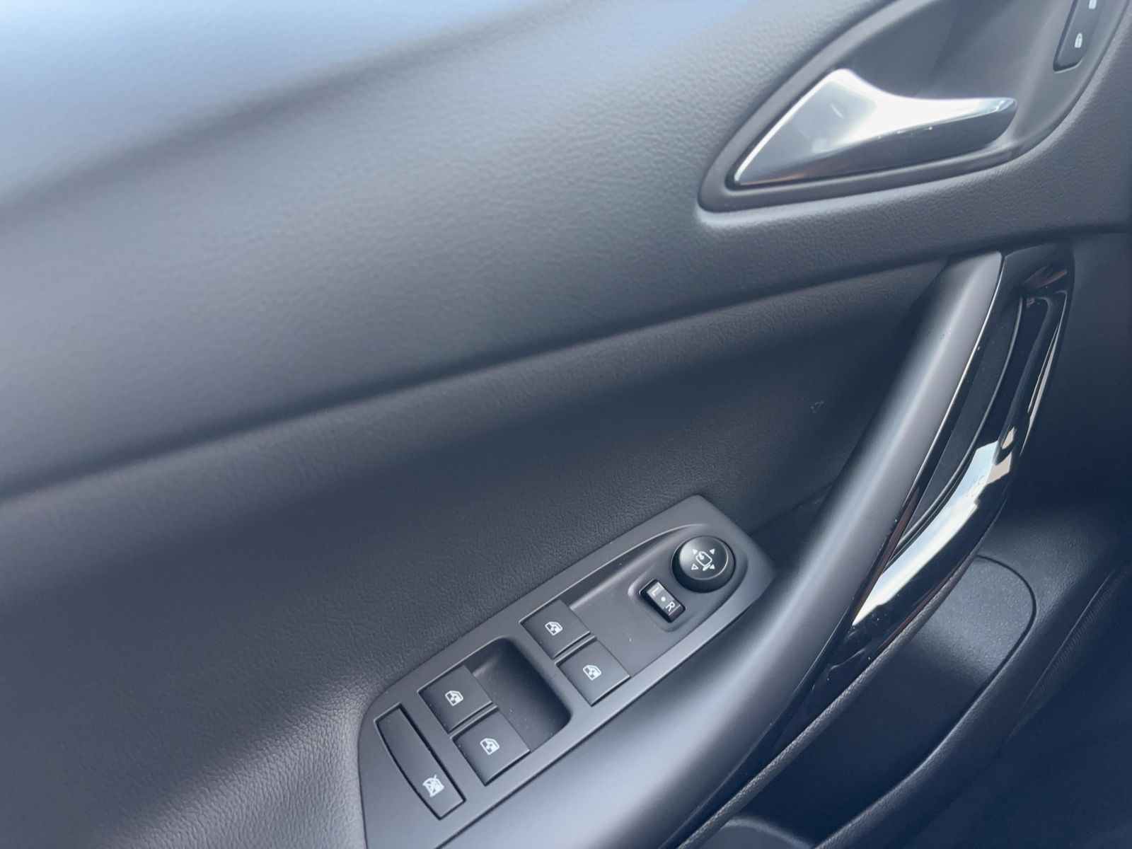 Fahrzeugabbildung Opel Astra K Ultimate+SHZ+PDC+LED+NAVI+Alcantara+S&S