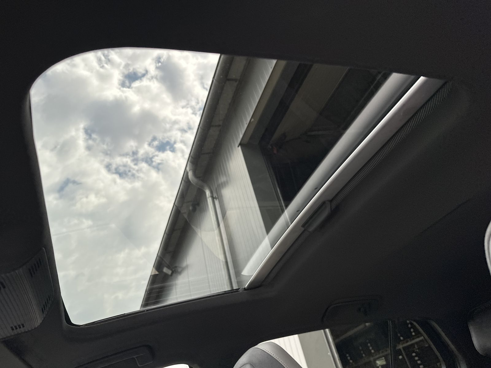 Fahrzeugabbildung Volkswagen Golf 2.0 TDI DSG R-Line NAV+LED+PANO+SHZ+V-COCK