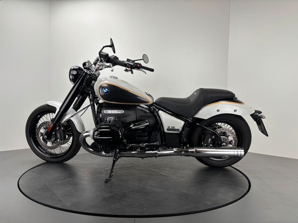 Fahrzeugabbildung BMW R18 *JEKILL&HYDE-AUSPUFF *BEACHBAR-LENKER